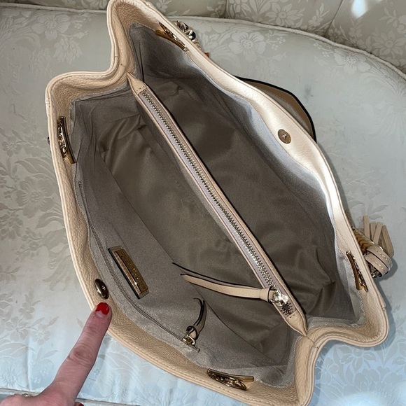 Brand New Valentino Luisa Rock Leather Chain Shoulder Bag Creamy Mousse Studded - Picture 13 of 16